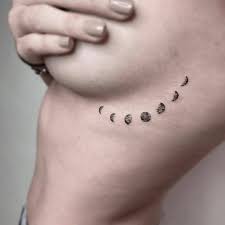 Wenn sie ihr tattoo auf körperteile auftragen, die viel schwitzen, sich viel bewegen oder mit ihrer kleidung in kontakt sind, verringert das die lebensdauer ihres tattoos! Mytattoo Com Dinge Die Du Vor Einem Rippen Tattoo Wissen Solltest