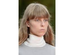 May 03, 2022 · con frangetta a tendina, ad arco, dritta, in stile anni ’70, corta o lunga e voluminosa, scopriamo quali sono i migliori tagli di capelli con frangia 2022 sfogliando le foto e le idee di look degli hairstylist e dei parrucchieri famosi. Capelli Lunghi Con Frangia I Migliori Look Da Copiare