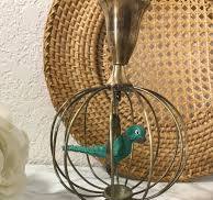 Candelabro cónico de latón con forma de pájaro en jaula de ...