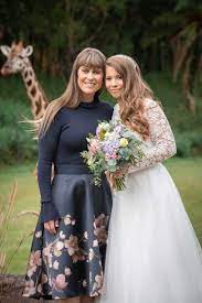 Mel evanswednesday 25 mar 2020 1:33 pm. Bindi Irwin And Chandler Powell Take Fans Inside Their Wedding At The Australia Zoo Watch Entertainment Tonight