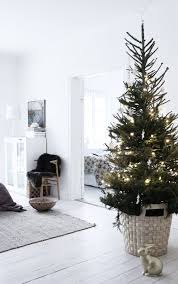 Incredibly Chic Modern Minimalist Christmas Trees Minimalist Christmas Tree Potted Christmas Trees Cool Christmas Trees