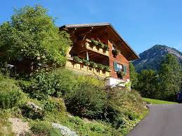 Mitten im wunderschönen zillertal und nur 1,5 km vom ortszentrum mayrhofen entfernt, befindet sich unser gemütliches haus bergblick. Haus Bergblick