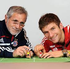 Legendary footballer gerd müller has died aged 75 after a long illness. Vor Nationalelf Debut Thomas Muller Und Der Fluch Des Grossen Namens Welt