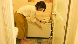 お風呂でトイレはしてもいいのか？【ドラマ「腐った果実を食べた者達」後編】 - YouTube