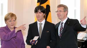 Joachim löw ähnelt ihr auch in diesem fall und beim „wir schaffen das, wie er vor der europameisterschaft 2016 hinausposaunte. Verdienstkreuz Fur Low Lorbeer Fur Spieler Nordbayern De Nordbayern