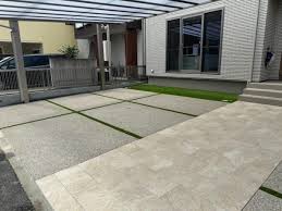 目地で魅せる！おしゃれなコンクリート駐車場のデザインアイデアをご紹介！