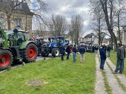 Dans le corridor, l'homme lui prend le bras et se serre contre elle. Pourquoi Les Agriculteurs Ont Il Manifeste Ce Matin A Arras Actu Pas De Calais