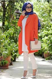 Günlük yaşantımızda kıyafet seçerken renkleri doğru şekilde bir araya getirerek daha şık görünebiliriz. Turuncu Renk Hangi Tesettur Elbiseler Ile Kombinlenir Zarif Tesettur Giyim