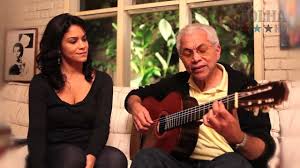 His father, the acoustic guitar player (violonista) césar faria, worked in the renowned choro group época de ouro, whose leader was the legendary jacó do bandolim. Paulinho Da Viola Celebra Noel Rosa Com A Filha Youtube