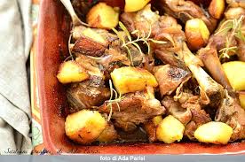 Per realizzare il capretto al forno con patate iniziate eliminando il grasso della carne, poi tagliatela a pezzi non troppo piccoli 1. Pasqua Agnello O Capretto Differenze E 10 Ricette Per Cucinarli Siciliani Creativi In Cucina