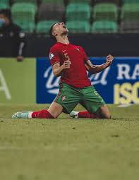 Estatísticas da carreira (partidas jogadas, golos, cartões) e o historial das transferências. Diogo Dalot Facebook