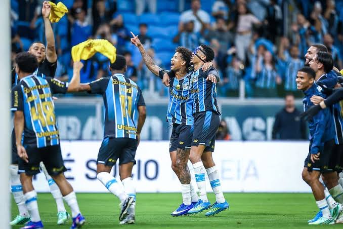 Gr&ecirc;mio vence o Athletico-PR, deixa o Z-4 e coloca o Internacional na zona de rebaixamento | Roma News