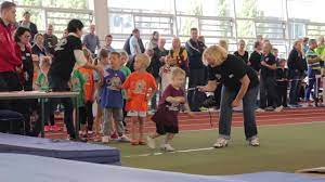 Reifen oder eimer aufstellung:hängen sie einen reifen an einen ast oder stellen sie einen eimer auf. Spiele Fur Die Kinderolympiade Jede Menge Spass In Der Kita Garantiert