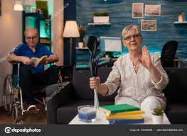在电视电话会议上挥动拐杖的老年妇女— 图库照片©DragosCondreaW＃535256686