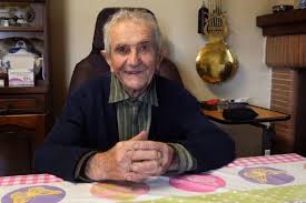 Gironde. Edouard Cantau raconte les histoires d'Uzeste dans le film de Patrick  Lavaud : « Lo mèrle e lo gai »