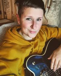 Beth Karp's Instagram, Twitter & Facebook