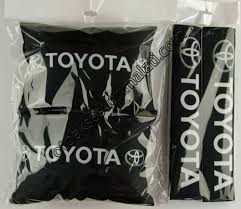 oto seyahat konfor paketlerimizin iceriginde 1 2 adet oto boyun yastigi 2 2 adet oto emniyet kemer pedi urunlerde oto boyun yastik ve kemer urunler boncuk