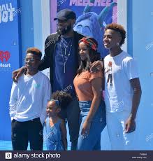 James' frau savannah zog konsequenzen aus der situation und schnitt sich vor laufender kamera ein. Warf Mitglied Lebron James Die Stimme Von Gwangi In Der Komodie Mallfoott Besucht Die Premiere Des