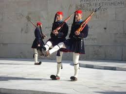 Als wachablösung oder wachwechsel wird die übergabe des wachdienstes zwischen zwei oder mehreren personen oder truppen bezeichnet. Evzonen Auf Dem Athener Platz Syntagma Jjackysblog