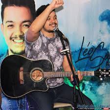 Leo Santos cumple 10 años de carrera