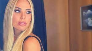 L'ex campione della roma e della nazionale stupisce il web con una dedica speciale l' ex fuoriclasse della roma e della nazionale di calcio ha. Ilary Blasi Ha Cambiato Look Nuovi Capelli Per La Conduttrice