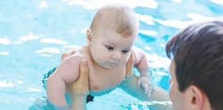Emmener Bebe A La Piscine La Boite Rose
