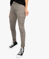 On lui donne un côté plus girly avec un top fluide et des escarpins ou plus casual avec un sweat et des mocassins. Gemo Vetements Jean Femme Slim Multipoche Facon Battle Beige Pantalons Femme Gemo