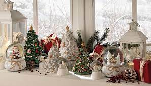Quando finalmente arriva il giorno in cui si può procedere a vestire a festa la nostra casa con gli addobbi natalizi è sempre un momento di allegria e spensieratezza. Il Natale Con Un Mondo Di Decori Brandani Gift Group