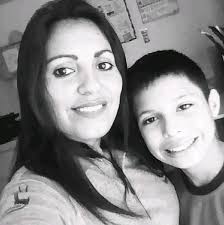 Vendo hermosa cocina 4 hornillas en excelente estado le funciona el horno y  sus hornillas interesados al privado.