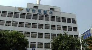위에서 언급해드린 수사 결과 외에도 현재 법무법인, 경찰, 저작권 보호 업체와 함께 비인가 프로그램 판매처에 대한 수사를 진행 중이며 판매처를 통하여. ë‚ ê°œêº¾ê¸° ì–'ì²œê²½ì°°ì„œ ë˜ ê°€í˜¹í–‰ìœ„ ì˜í˜¹ Sbs ë‰´ìŠ¤