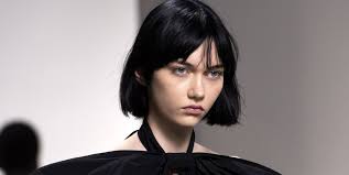 Bob invertito corto e mosso. Tagli Capelli A Caschetto Primavera 2022 Le Foto