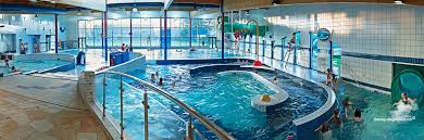 Geniet van ons 25 m sportbad, peuterbad of recreatiebad met glijbaan, stroomversnelling en andere recreatieve elementen. Zwembad Ter Wallen Gemeente Merelbeke