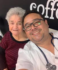 GUMERSINDO NAVA El dentista de los Pobres en Cabimas. Un personaje descrito  por quienes lo conocieron como un hombre con sentimientos  sociales,profundamente humano, tuvo muchos amigos entre ellos al gaitero  Bernardo Bracho.