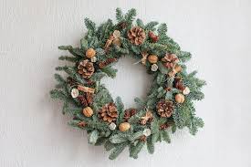 Peindre les feuilles de houx avec la crème d'acrylique argentée (ici marque pebéo, crème argentée) en deux couches au pinceau plat, sans diluer. Diy Noel 16 Couronnes Oiriginales A Faire Soi Meme