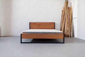 Das nature kid tipibett waldhütte verfügt über zwei giebel mit fenster, es hat somit fast geschlossene bettenden. Massivholzbett Loft Vintage Massivholz Buche Im Stahlgestell N51e12 Design Manufacture