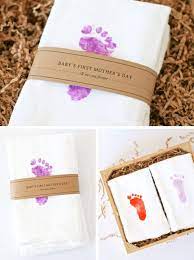 Probably emotional and definitely a milestone, this new mom deserves something heartfelt and personal. Baby S First Mother S Day Towels A Fun Tradition Free Printable Gift Bands From Pagingsupermom Mothers Day Crafts First Mothers Day Gifts First Mothers Day