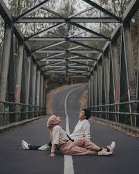 Foto prewedding merupakan pemotretan yang dilakukan oleh pasangan sebelum melaksanakan pernikahan secara resmi. 18 Ide Pre Wedding Kasual Di Luar Ruangan Tampil Santai Dengan Latar Alam Maupun Jalanan