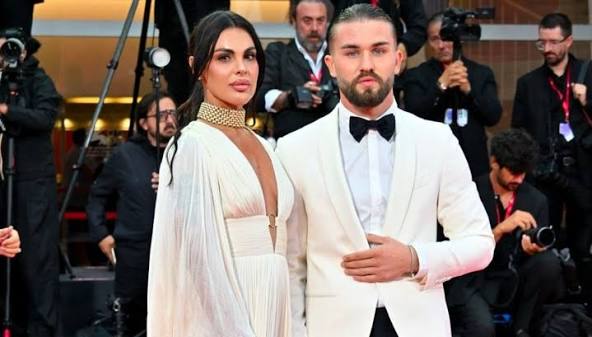Artem, l'attore di Mare Fuori ritrova l'amore con Vera Elle: «Tra tutte le strade che potevo percorrere, la più bella è quella che mi ha portato accanto a te». La relazione è