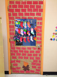 Porte De Classe Adorable Avec Les Bas De Noel Des Eleves Childrens Christmas Crafts Door Decorations Classroom Christmas Christmas Classroom Door