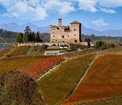 Totalmente circondato da vigneti di uve nebbiolo della bassa langa, grinzane cavour è ricordato per essere stata una delle. Castello Di Grinzane Cavour