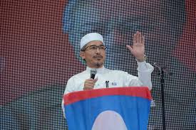 Nama nik omar nik abdul aziz, anak bekas mursyidul am pas datuk nik abdul aziz nik mat diumumkan menyertai parti amanah negara (amanah) pada majlis makan malam amanah kelantan yang diadakan di dewan sivik petaling jaya. Anak Almarhum Nik Aziz Seru Warga Putrajaya Pangkah Lambang Pkr Roketkini Com