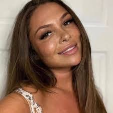 Roxie Owen's Instagram, Twitter & Facebook