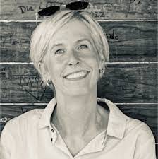 Sandra Artz's Instagram, Twitter & Facebook