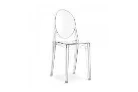 La chaise victoria ghost, dessinée par philippe starck, est la représentation parfaite de la chaise aux lignes classiques, caractérisée par son dossier arrondi qui rappelle la forme des médaillons anciens. Philippe Starck Chaise Victoria Ghost