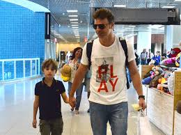 Cássio reis is a 43 year old brazilian actor born on 27th july, 1977 in sao paulo city, sao paulo. Cassio Reis Embarca De Maos Dadas Com O Filho No Rio De Janeiro O Fuxico