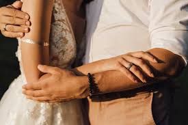 No uses pantalones cortos para una boda. Como Vestir Para Una Boda Informal