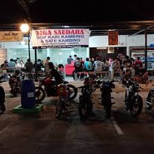 Padahal tempatnya udah bagus di sana, kayak pujasera. Tiga Saudara Sop Kaki Kambing Sate Kambing Khas Jakarta Rumah Makan