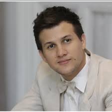 10 Potret Stuart Collin tampil brewokan, manglingi