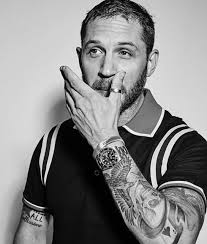 Everybody Talks About Tom Hardy And His Style With Tom Hardy New Hairstyle He Looks More Sexier And Handsome Che Tom Hardy Tom Hardy Actor Tom Hardy Tattoos