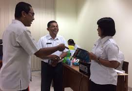 Examples of translating «bersalin» in context English Day English Day Helps To Think Globally And Act Locally Bkd Prov Ntt